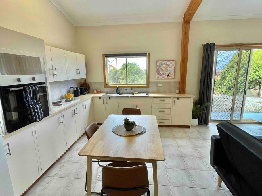 Apartment On Wakelin